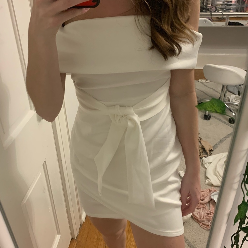Show po super cute off the shoulder dress w tie